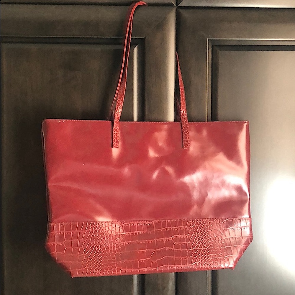 Large shopping tote in faux leather